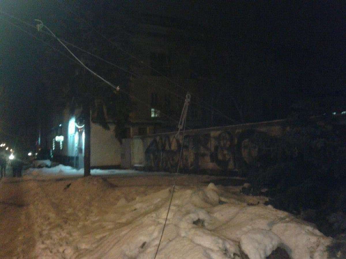У Львові через падіння дерева пошкоджено два автомобілі