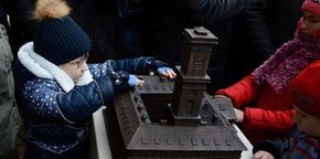 Незрячі відтепер можуть «побачити» львівську ратушу на дотик