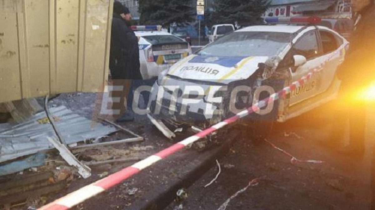 Поліцейський автомобіль розтрощив хлібний кіоск у Києві