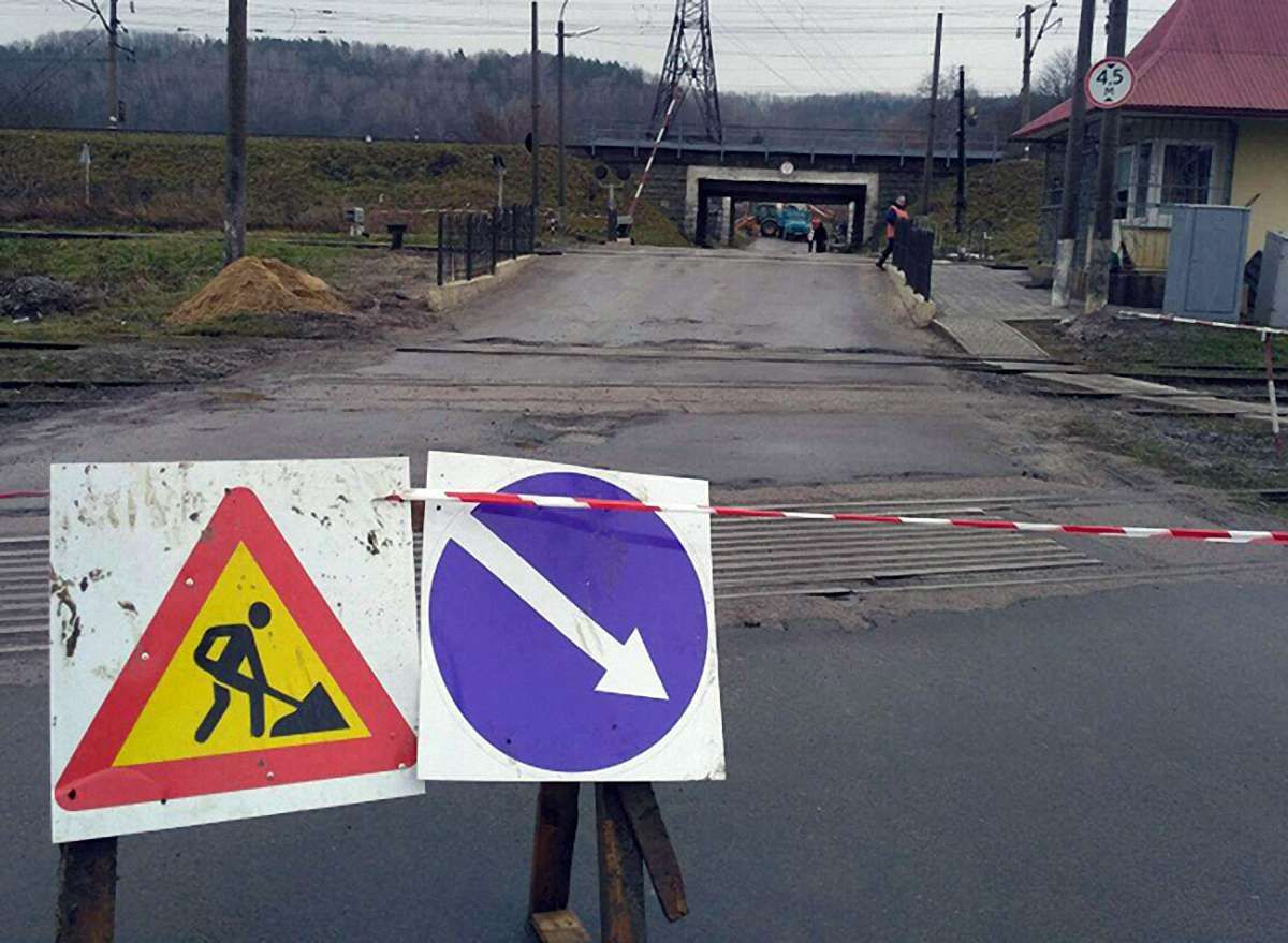 Через прорив труби у Львові закрили залізничний переїзд на вул. Польовій