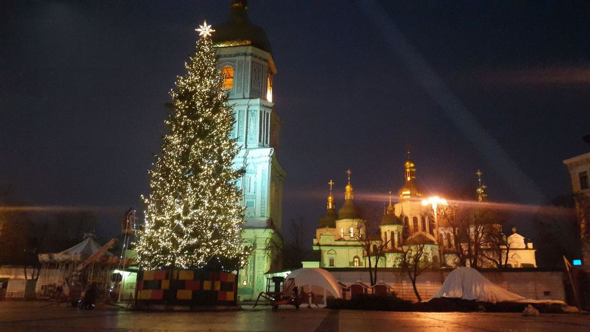 На головній ялинці України запалили новорічні вогні