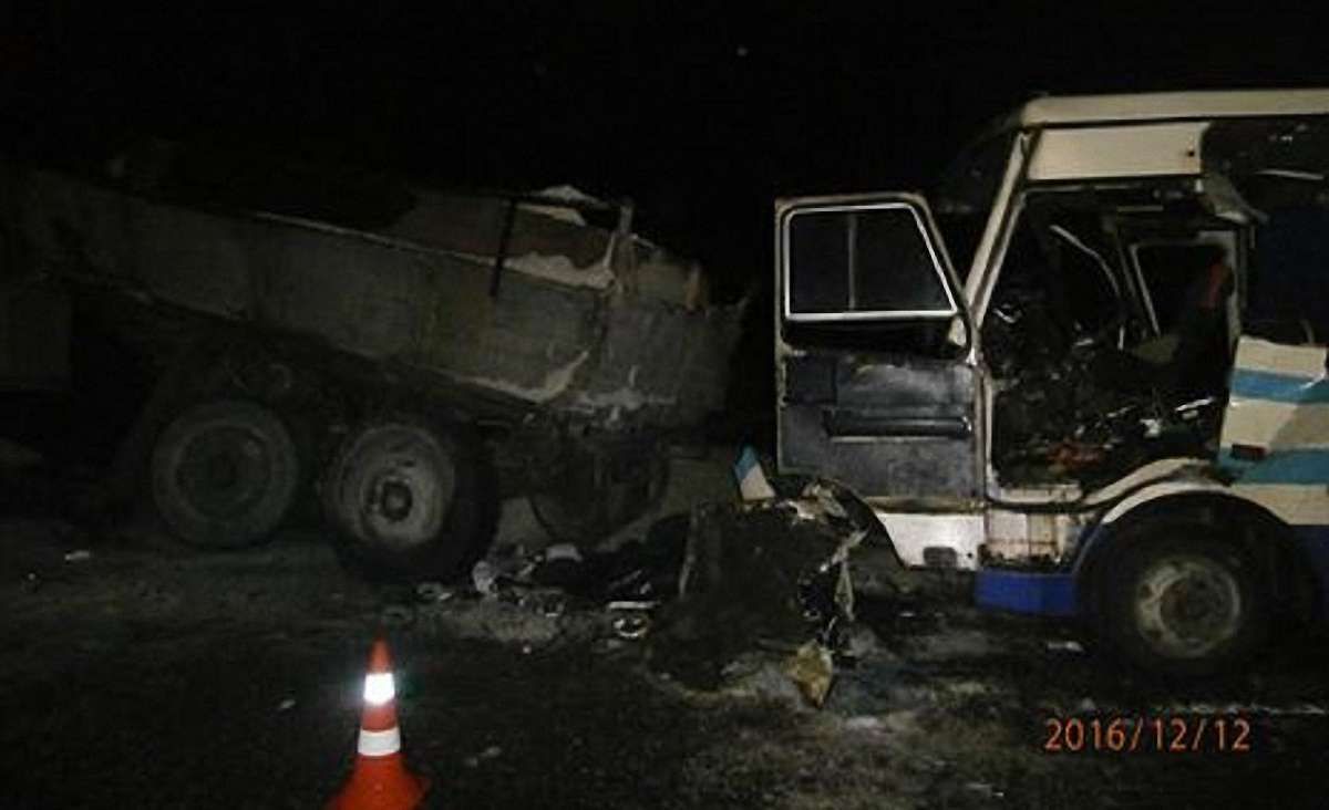 Внаслідок зіткнення автобуса та ЗІЛа на Львівщині загинули двоє людей