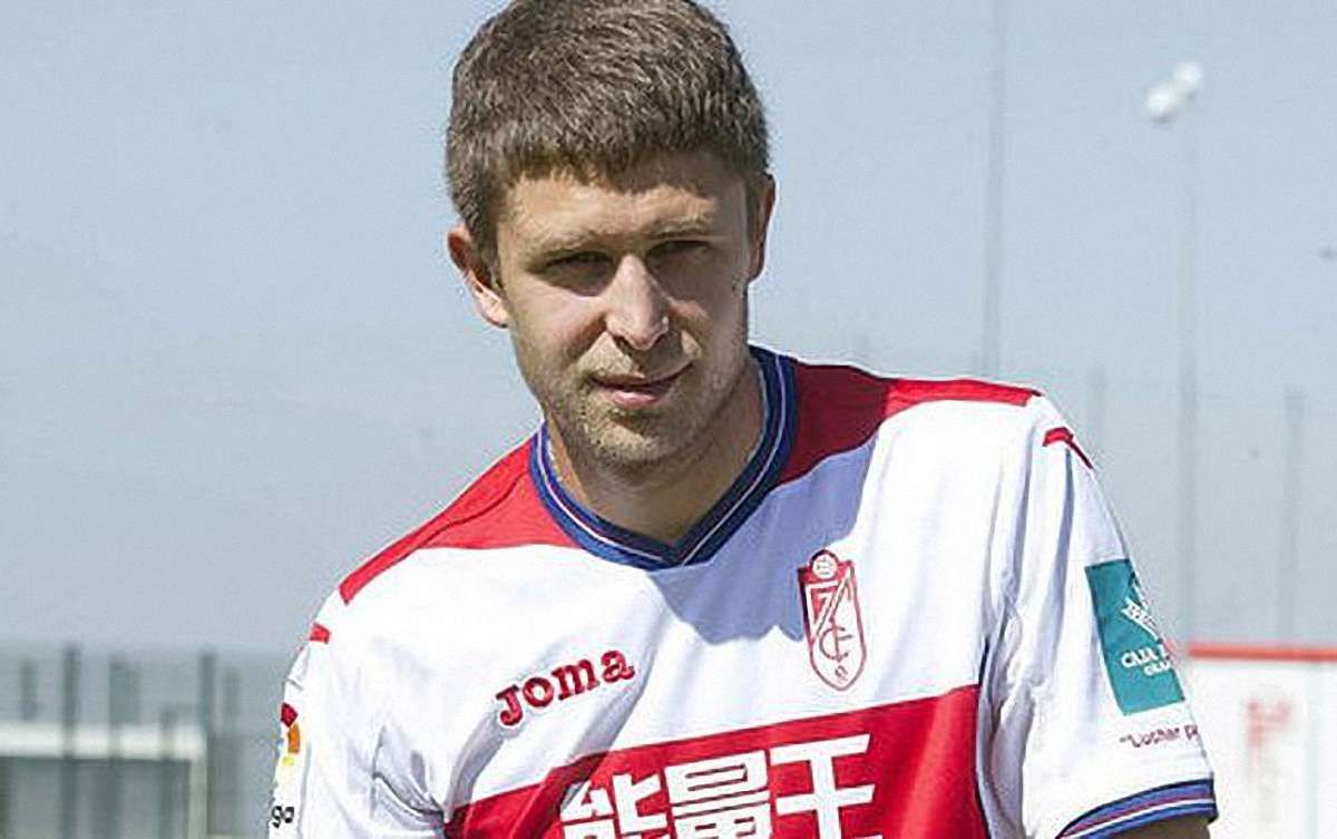 Артем Кравець продає футболку з автографами гравців «Барселони» для пологового будинку в Сокалі