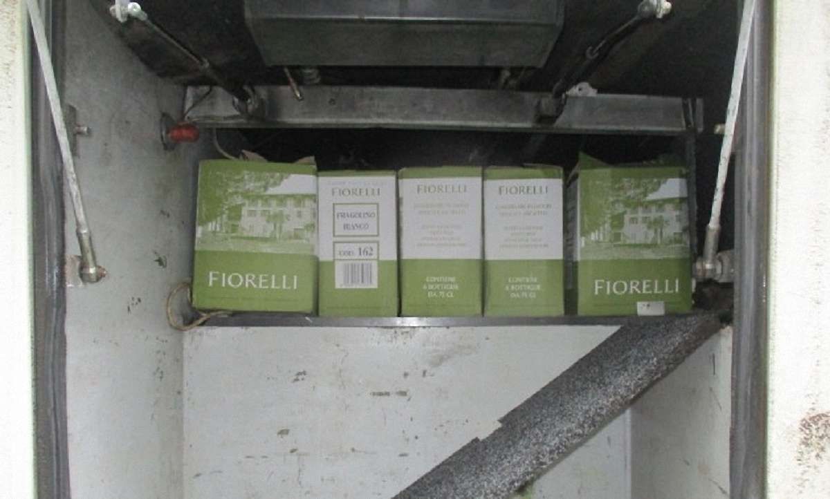 Львівські митники вилучили з рейсового автобуса партію вина і тонну нового одягу