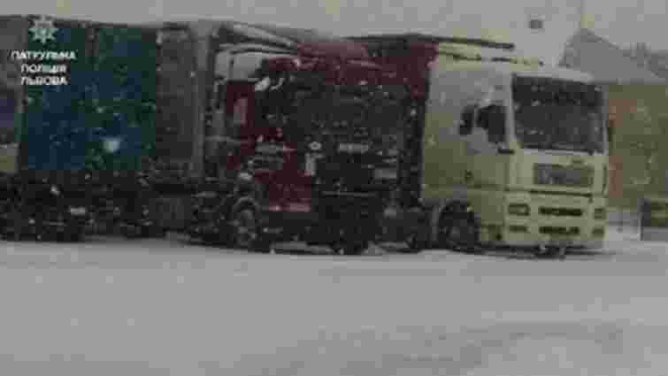 На Львівщині через погоду знову обмежили рух вантажівок