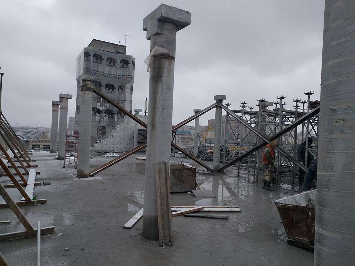 На Будинку профспілок у Києві демонтували один з незаконних поверхів надбудови