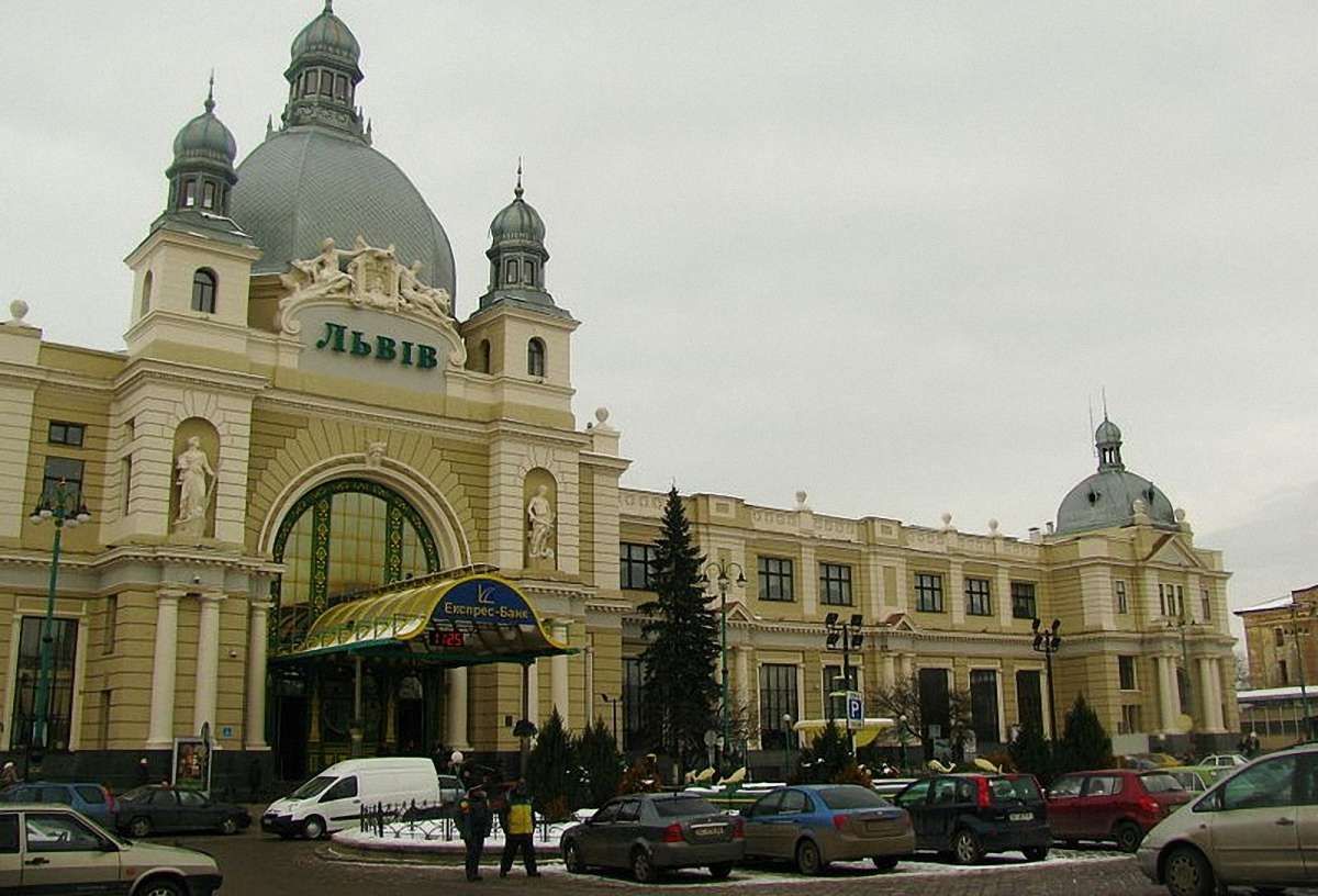 Через повідомлення про замінування вокзалу у Львові евакуювали 300 осіб