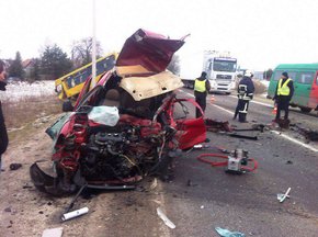 Одна людина загинула, троє травмувалися у ДТП з маршруткою та легковиком біля Львова