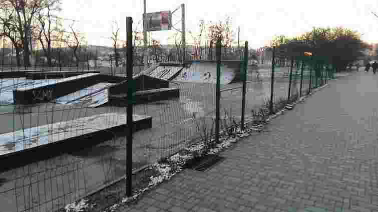 На вул. Богдана Хмельницького вандали знищили скейт-парк