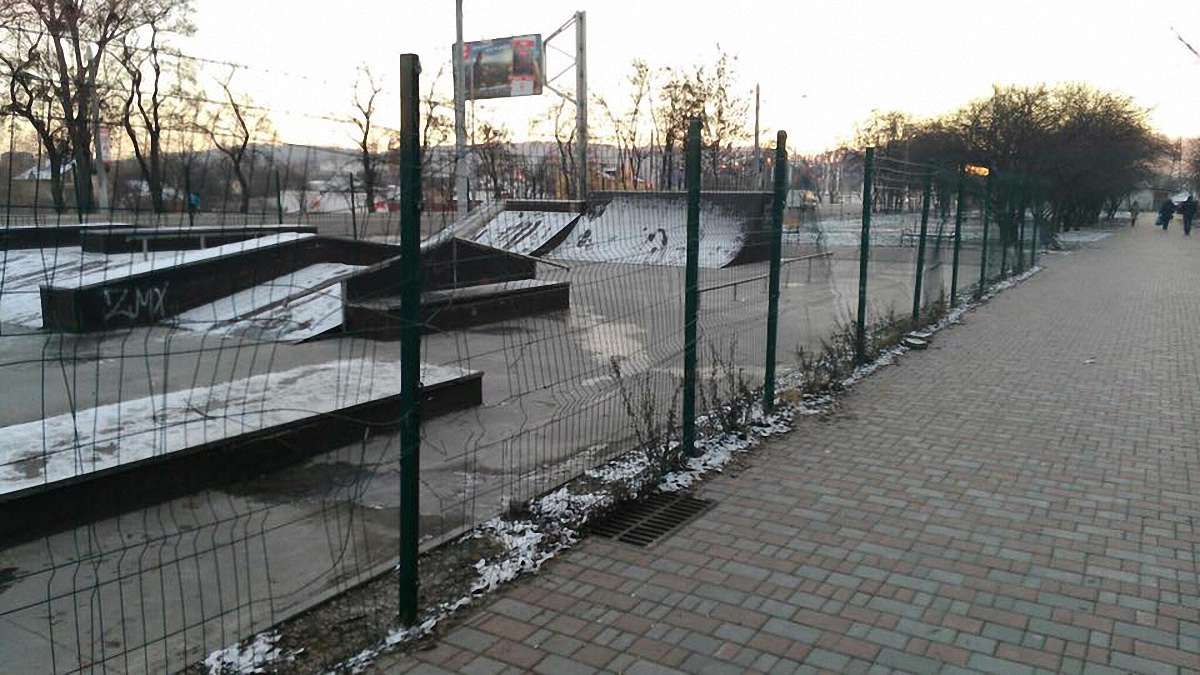 На вул. Богдана Хмельницького вандали знищили скейт-парк