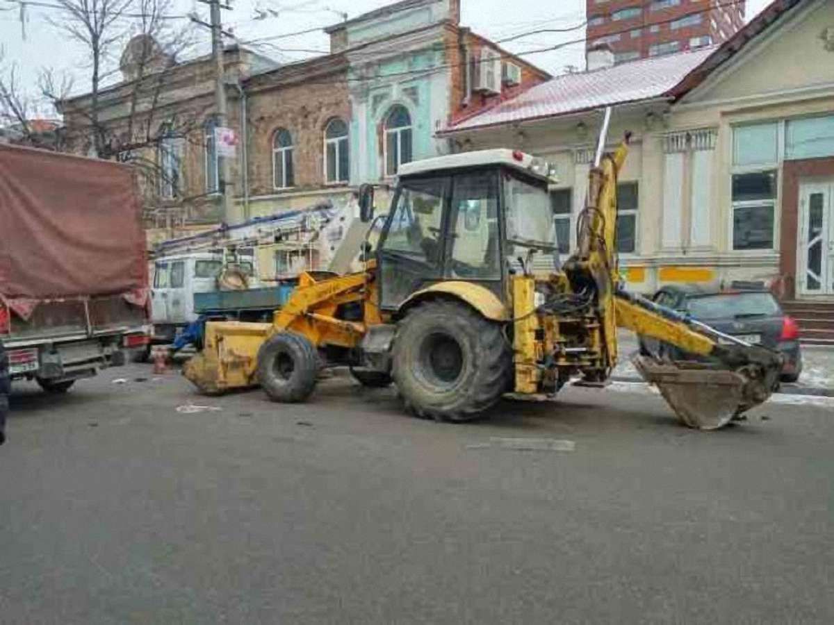 У Дніпрі трактор, в якого відмовили гальма, протаранив 10 автомобілів: є постраждалі