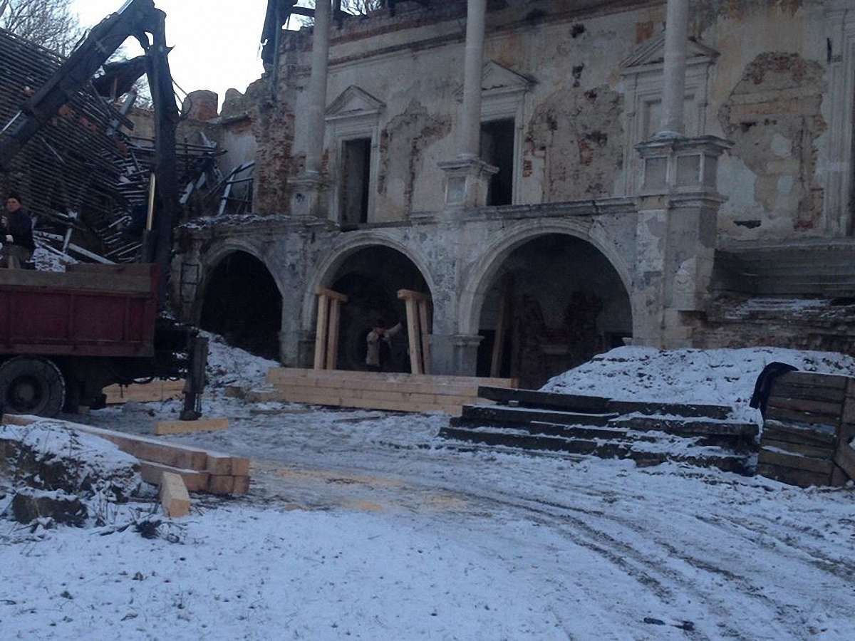 У напівзруйнованому Поморянському замку на Львівщині розпочали протиаварійні роботи