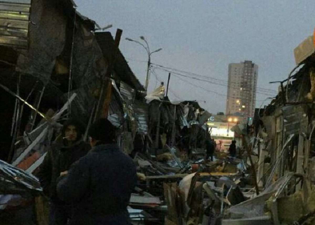 Невідомі вночі розгромили кіоски на ринку в Києві