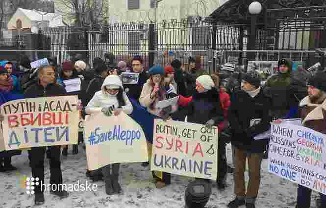 У Києві пікетували російське посольство з вимогою припинити бомбардування сирійського Алеппо
