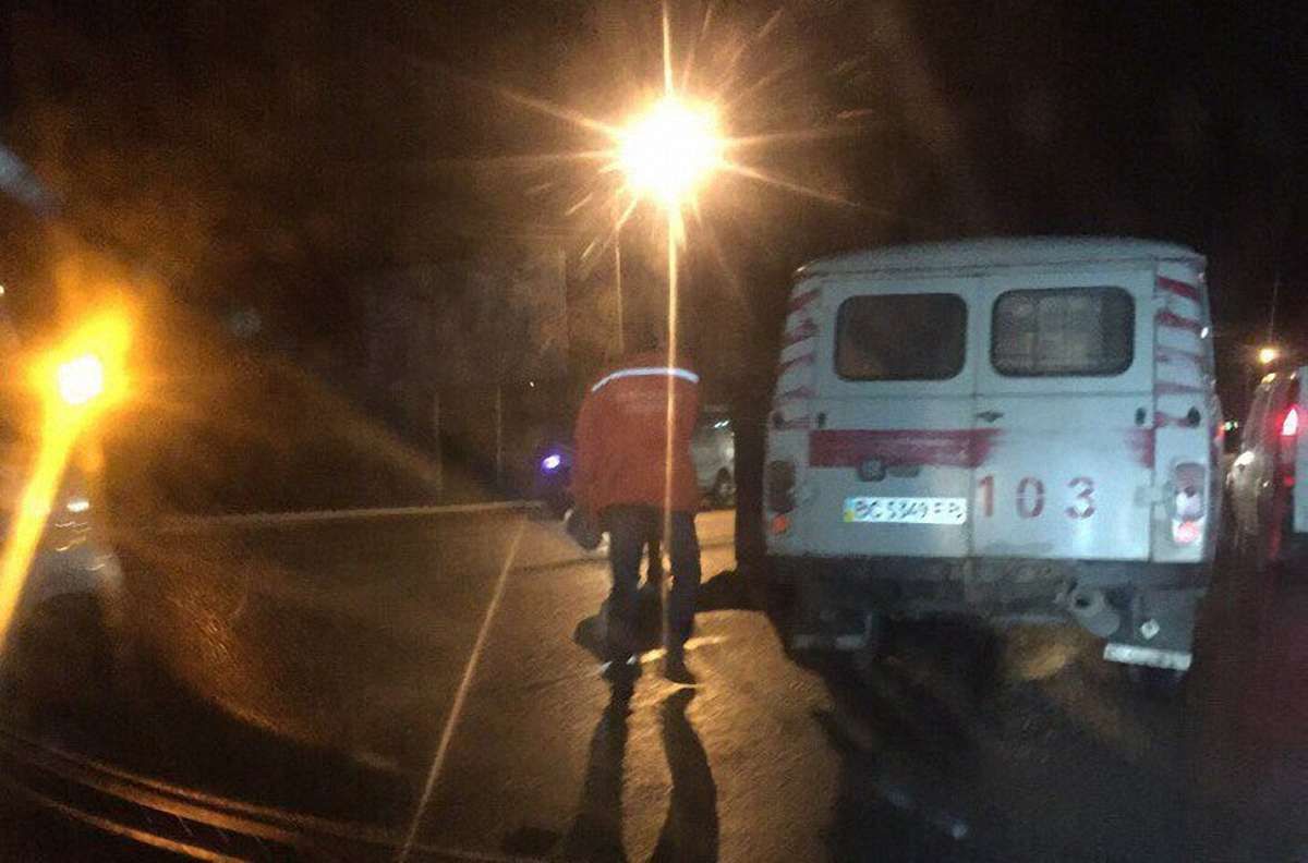 На київській трасі за Львовом авто збило насмерть пішохода