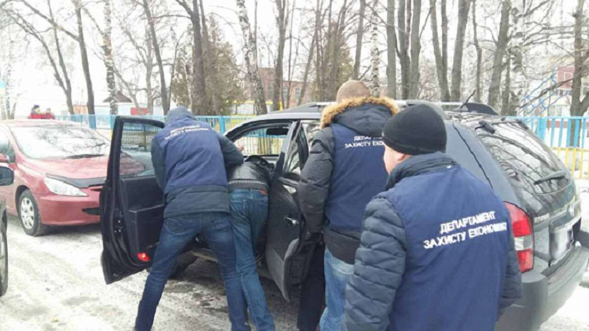 На Черкащині працівника воєнкомату затримали на хабарі в ₴30 тис.
