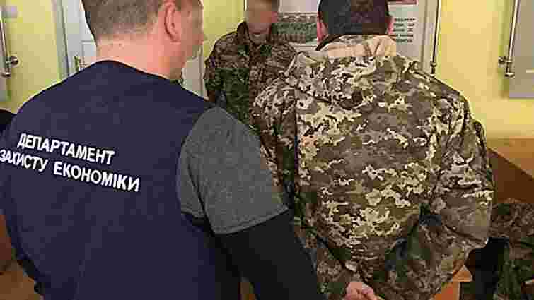 На Львівщині за систематичні вимагання хабарів від солдатів затримали двох військових