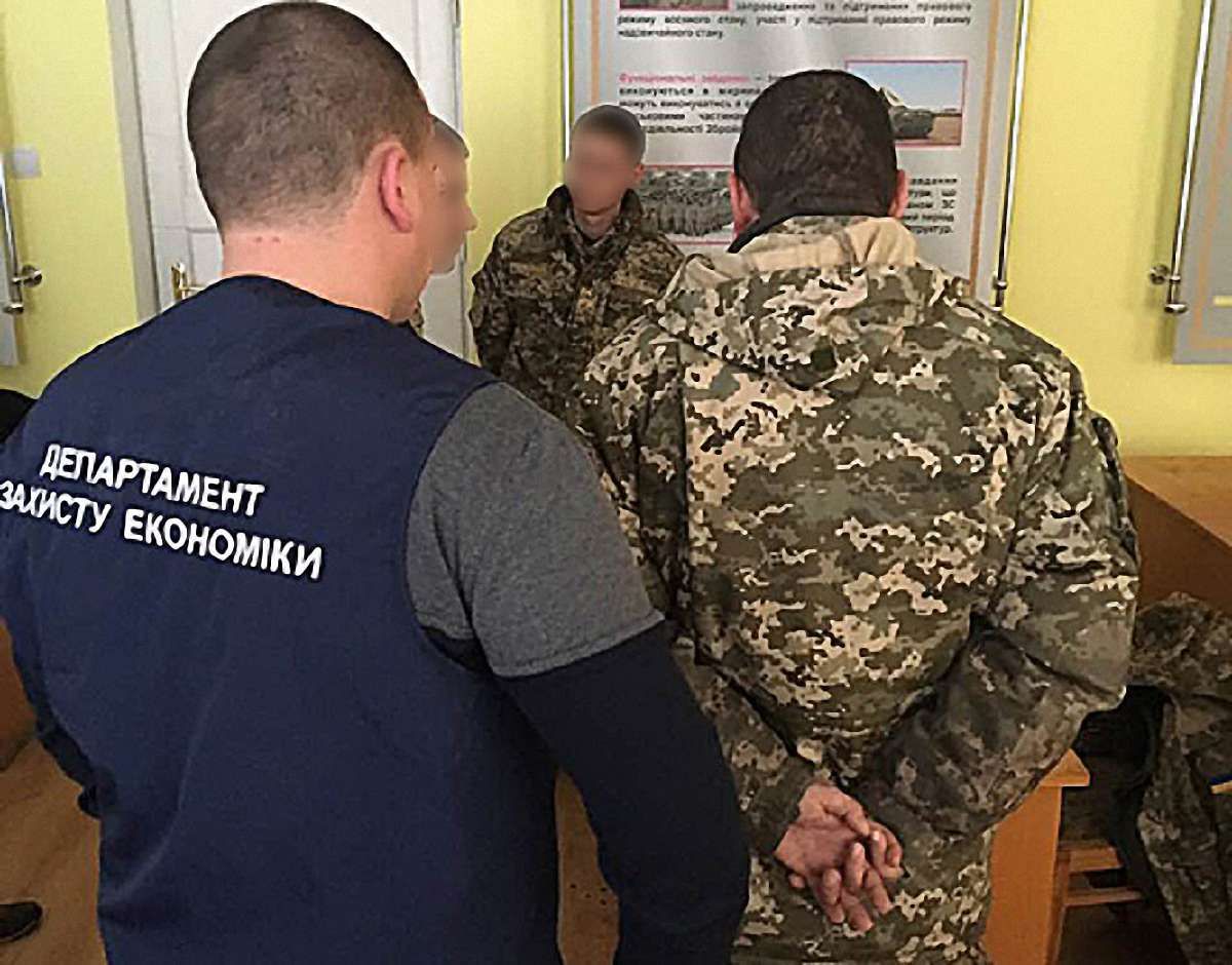 На Львівщині за систематичні вимагання хабарів від солдатів затримали двох військових