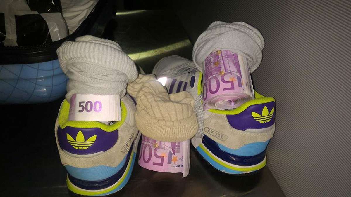 Українець намагався вивезти до Італії €182 тис. в шкарпетках