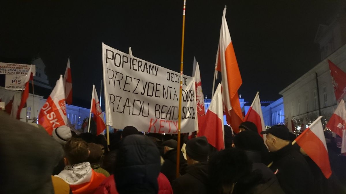 Прихильники польської влади вийшли на великий мітинг проти опозиції
