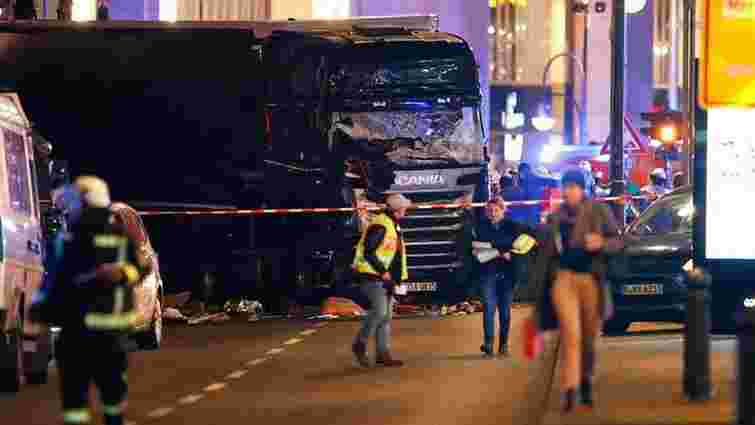 У Берліні вантажівка в'їхала у натовп на різдв'яному ринку, є загиблі і поранені