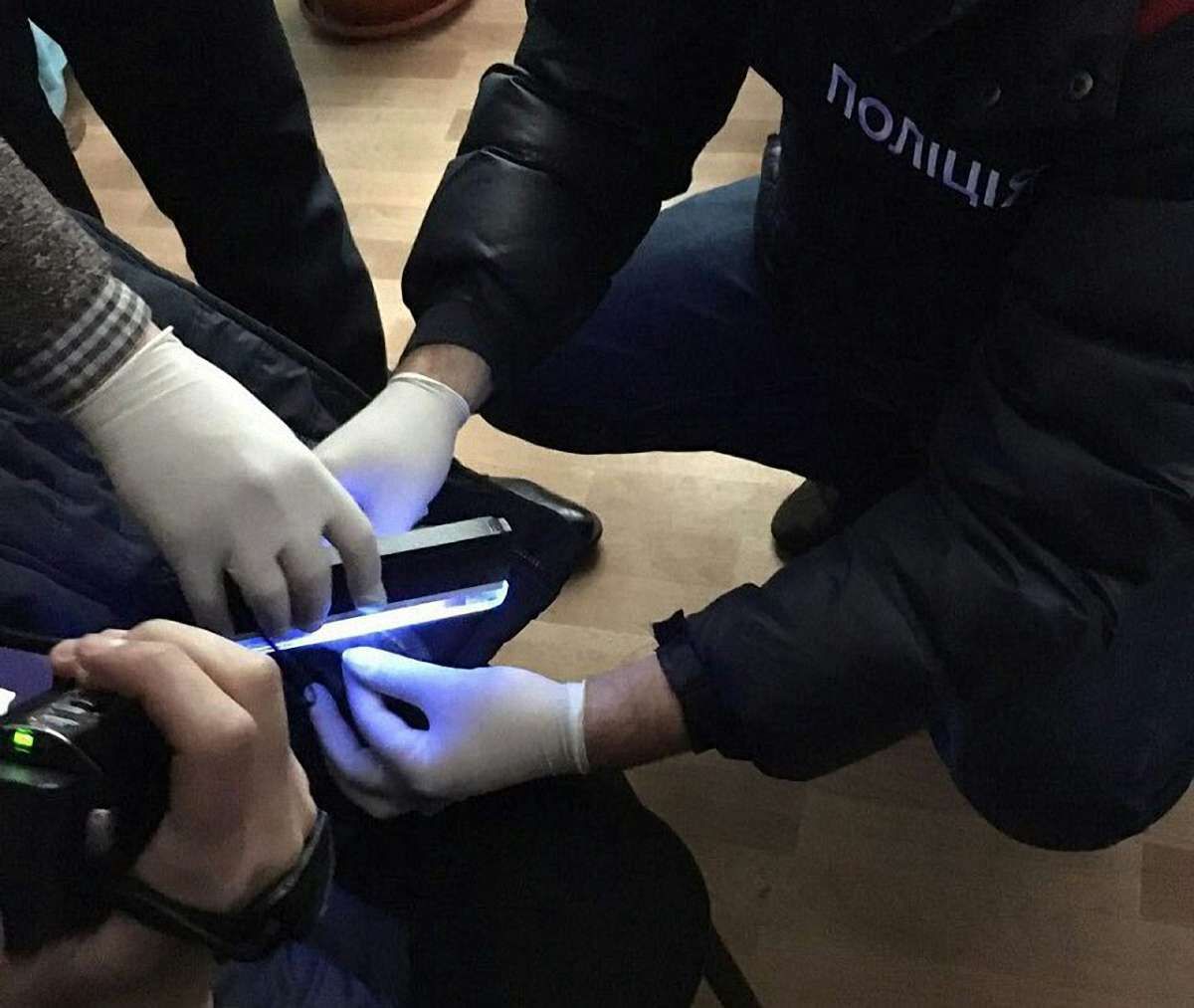 На Хмельниччині на хабарі викрили чиновника Державної міграційної служби