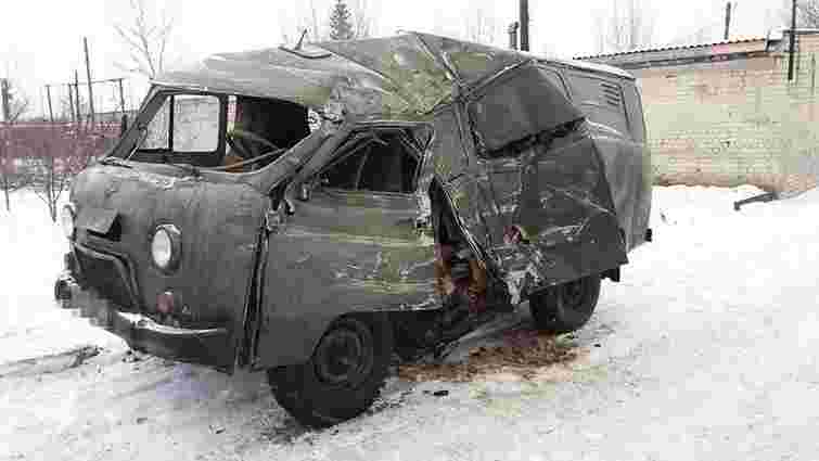 На Луганщині автобус зіткнувся з військовим авто, є постраждалі