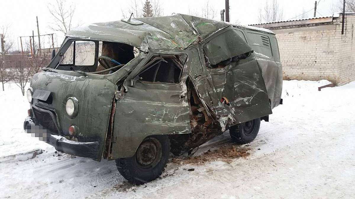 На Луганщині автобус зіткнувся з військовим авто, є постраждалі