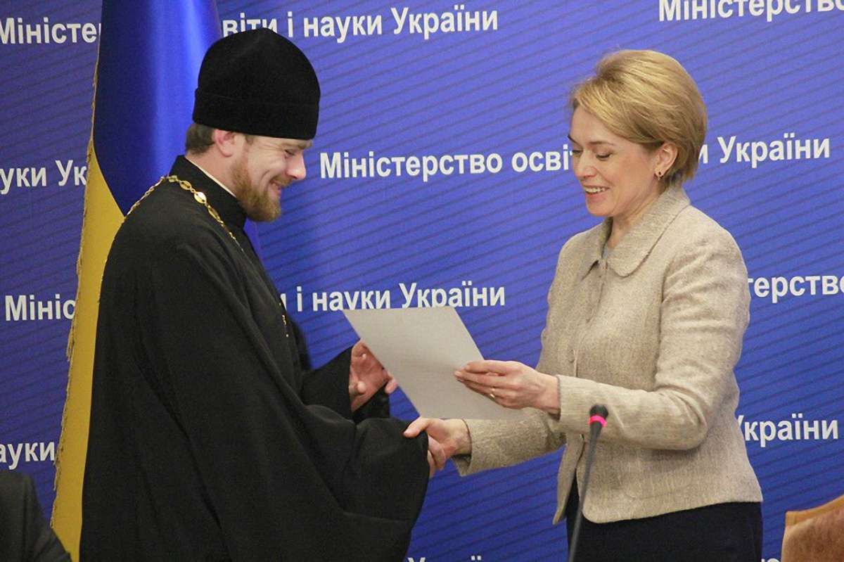 МОН вручило перші свідоцтва про державне визнання документів про вищу духовну освіту