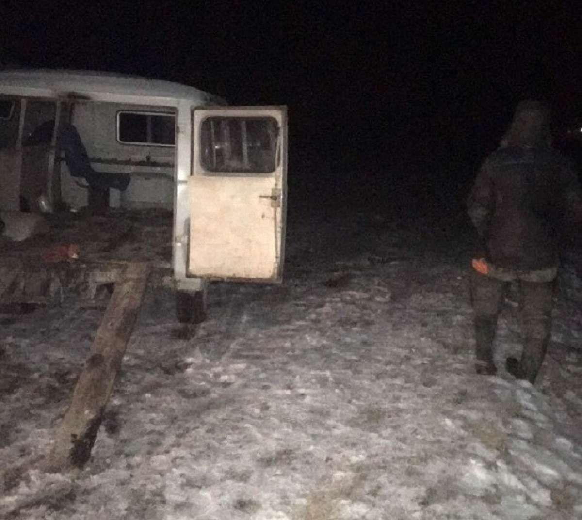 На Житомирщині правоохоронці затримали бригаду нічних копачів бурштину