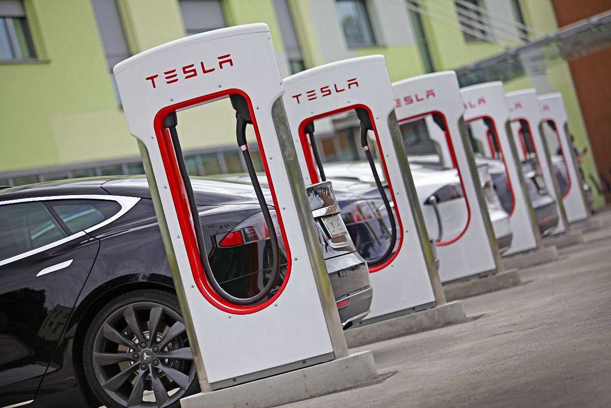 Біля Львова з’явиться перша в Україні електрозаправка Tesla

