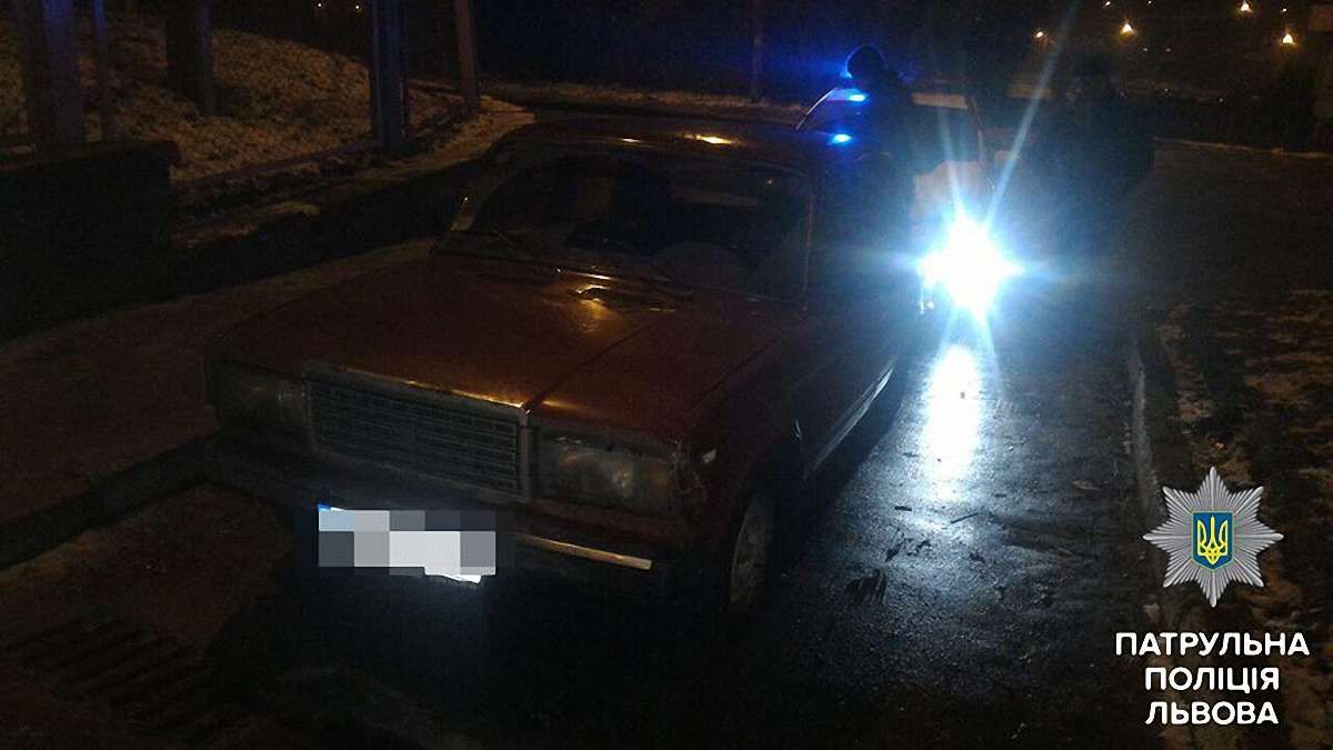 Львівські патрульні знайшли п’яним водія, який залишив авто на місці ДТП