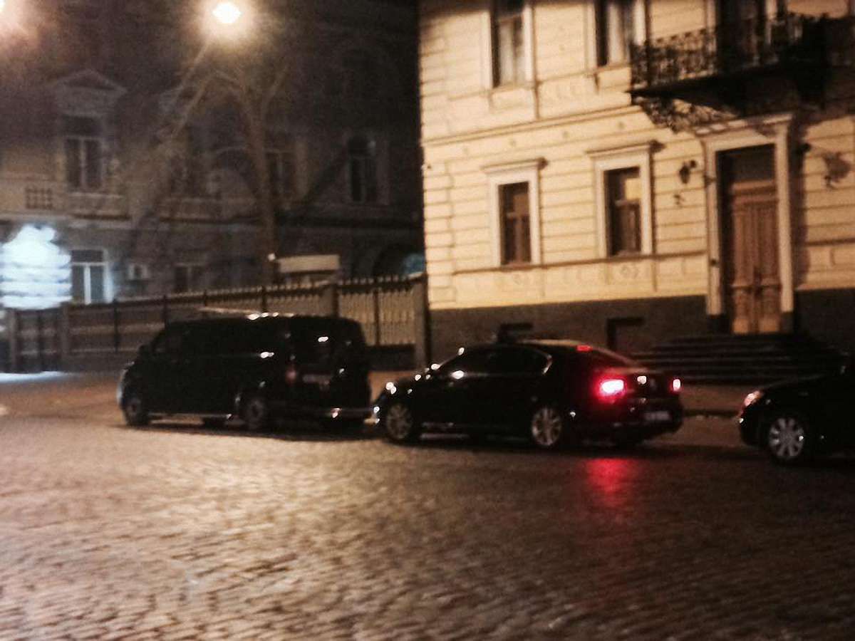 Президент і голова фракції БПП вночі таємно приїхали до СБУ
