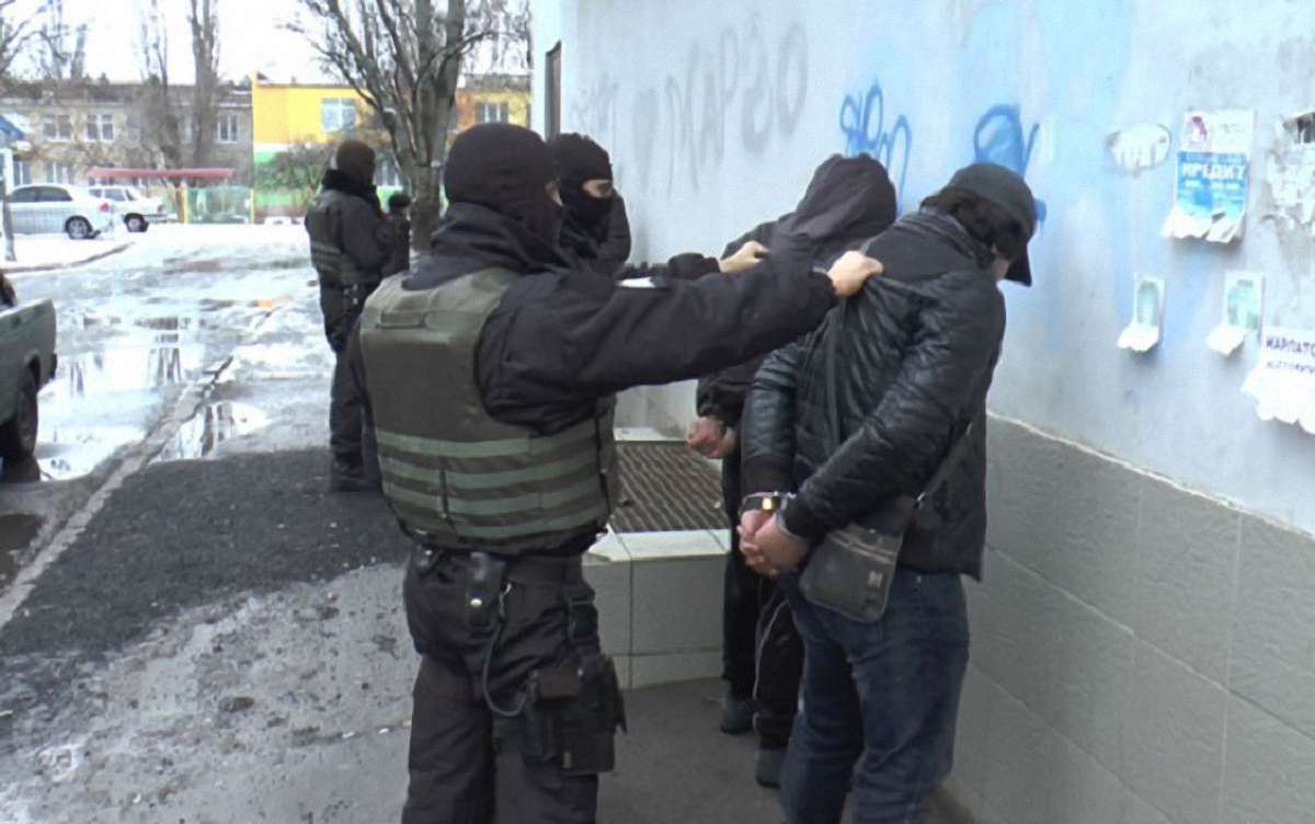 Поліцейські затримали у Херсоні угруповання квартирних злодіїв