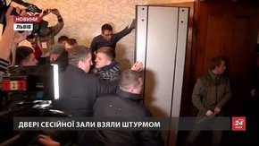 Сесійну залу Львівської міськради молодики із «Розвитку громади» штурмували двічі