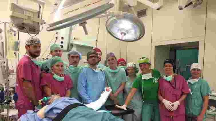 Польські хірурги вперше у світі пересадили кисть народженій без рук людині
