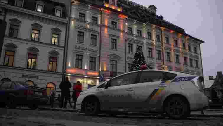 Через повідомлення про замінування з двох торгових центрів Львова евакуювали людей