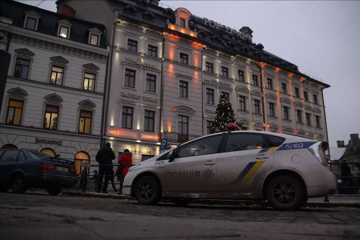 Через повідомлення про замінування з двох торгових центрів Львова евакуювали людей