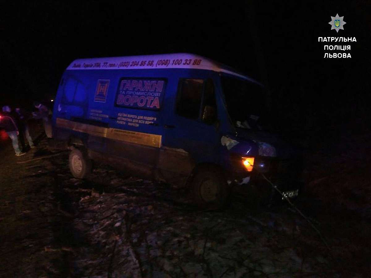 У Великих Мостах через ожеледицю п'ять автомобілів злетіли з дороги