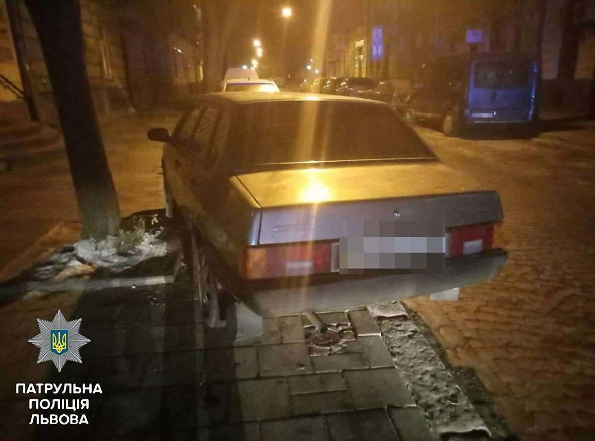 Львівські патрульні із застосуванням сили затримували п’яного водія та агресивного пасажира