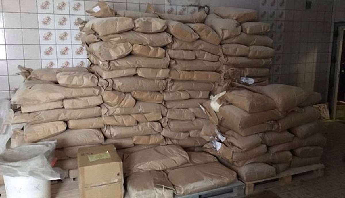 У Харкові зупинили виробництво харчового фальсифікату, з якого виготовляли солодощі