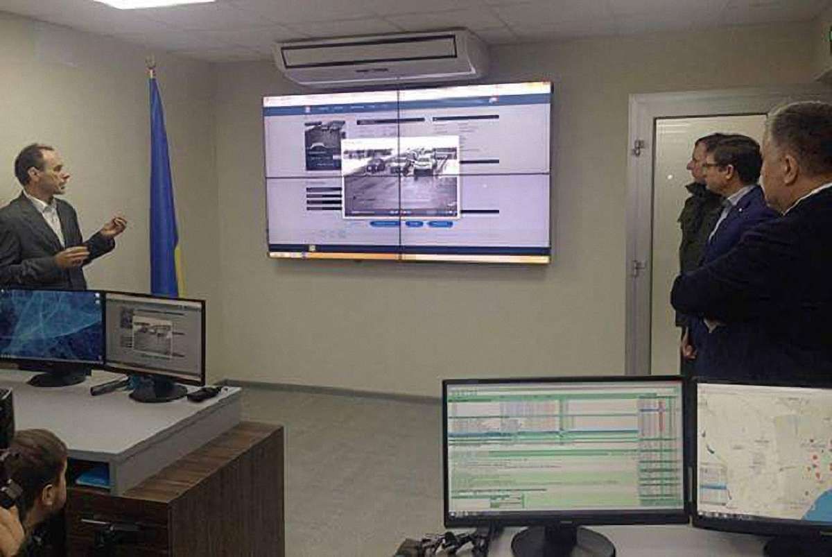 В Маріуполі відкрили перший в Україні сучасний сервісно-аналітичний центр МВС