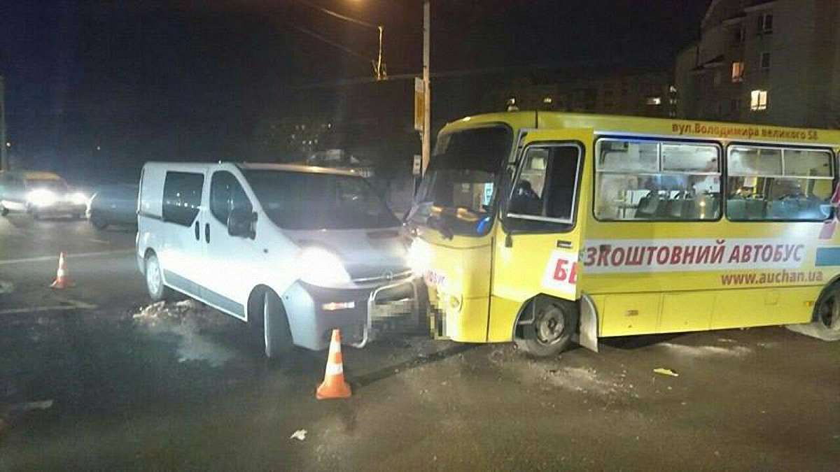 У Львові нетверезий водій проїхав на червоне світло та зіткнувся з маршруткою