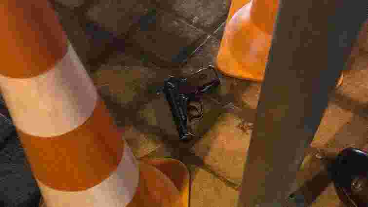 У центрі Львова патрульні затримали чоловіка, який розмахував пістолетом