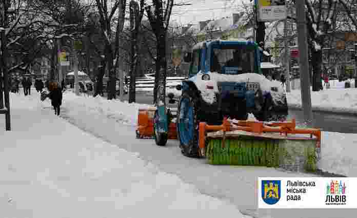 Зранку вулиці Львова від снігу розчищали 56 спецмашин