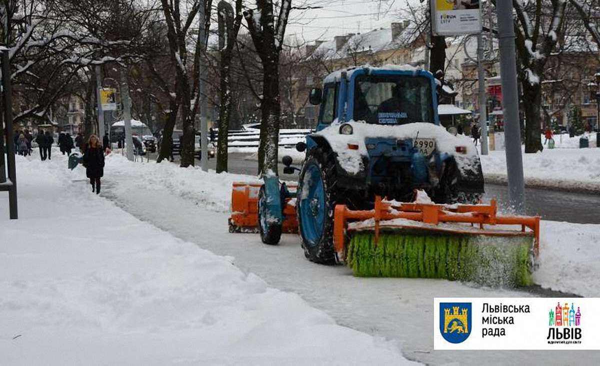Зранку вулиці Львова від снігу розчищали 56 спецмашин