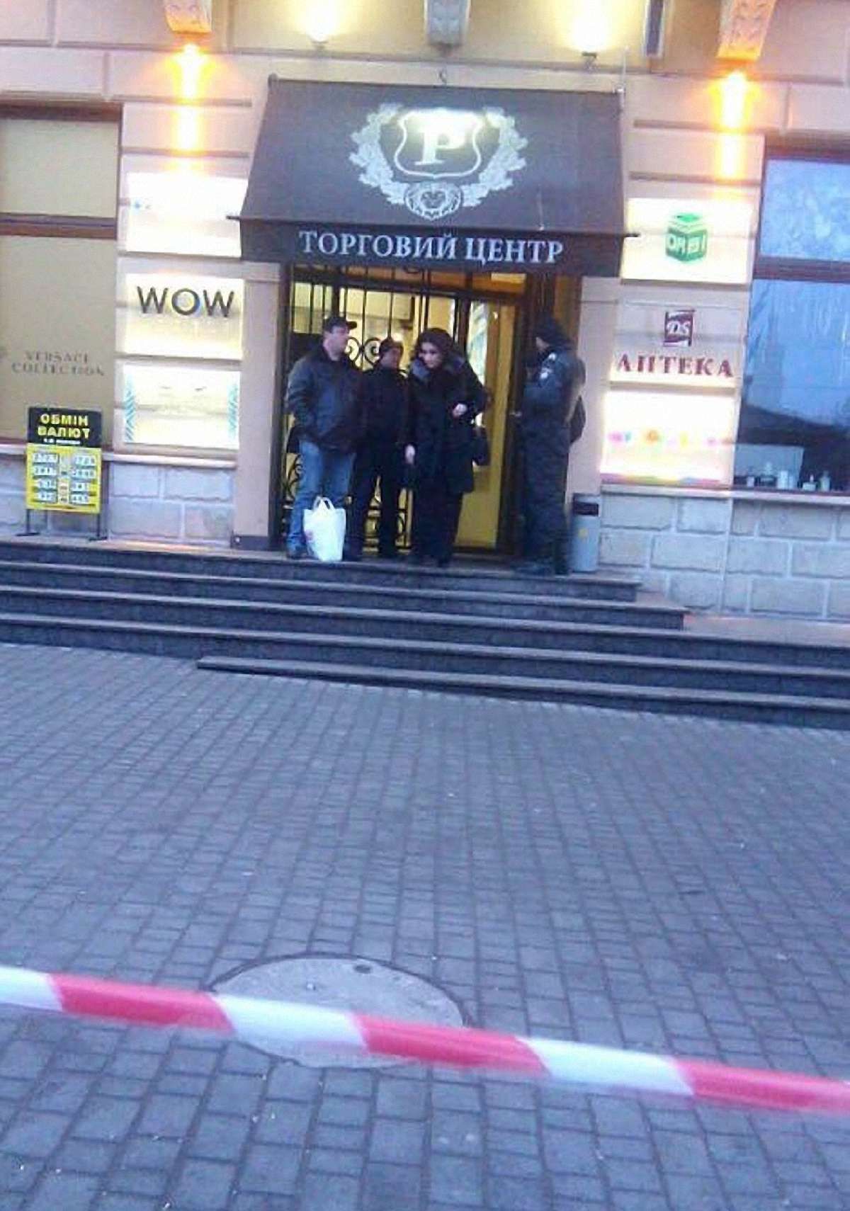 З торгового центру у Львові евакуювали людей через повідомлення про замінування
