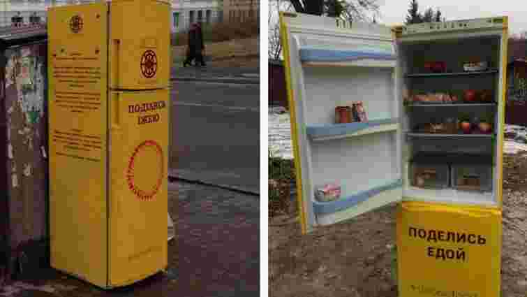 На вулицях Києва встановили «благодійні холодильники» 