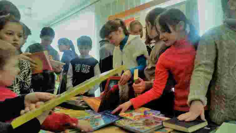Українські військові організували збір книг для шкільних бібліотек Луганщини