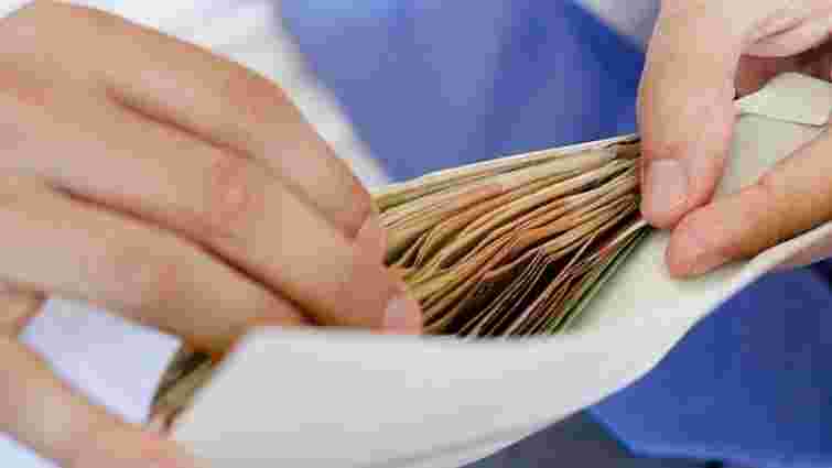 Порошенко підписав закон про штрафи за зарплати в конверті